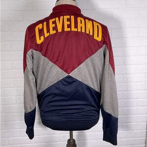 NBA UNK Jacket Mens Medium Red Blue Gray CLEVELAND‎ Stitched Spellout Zip